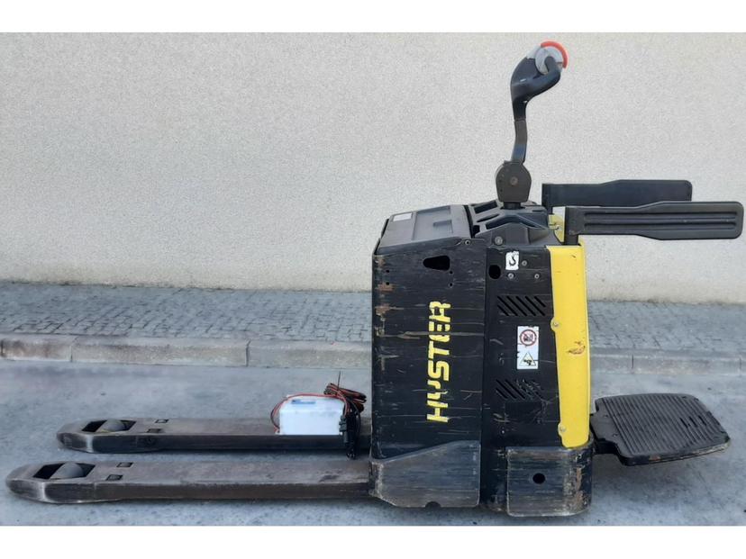 Transpaleta eléctrica conductor montado 2000 kg HYSTER P2.0S
